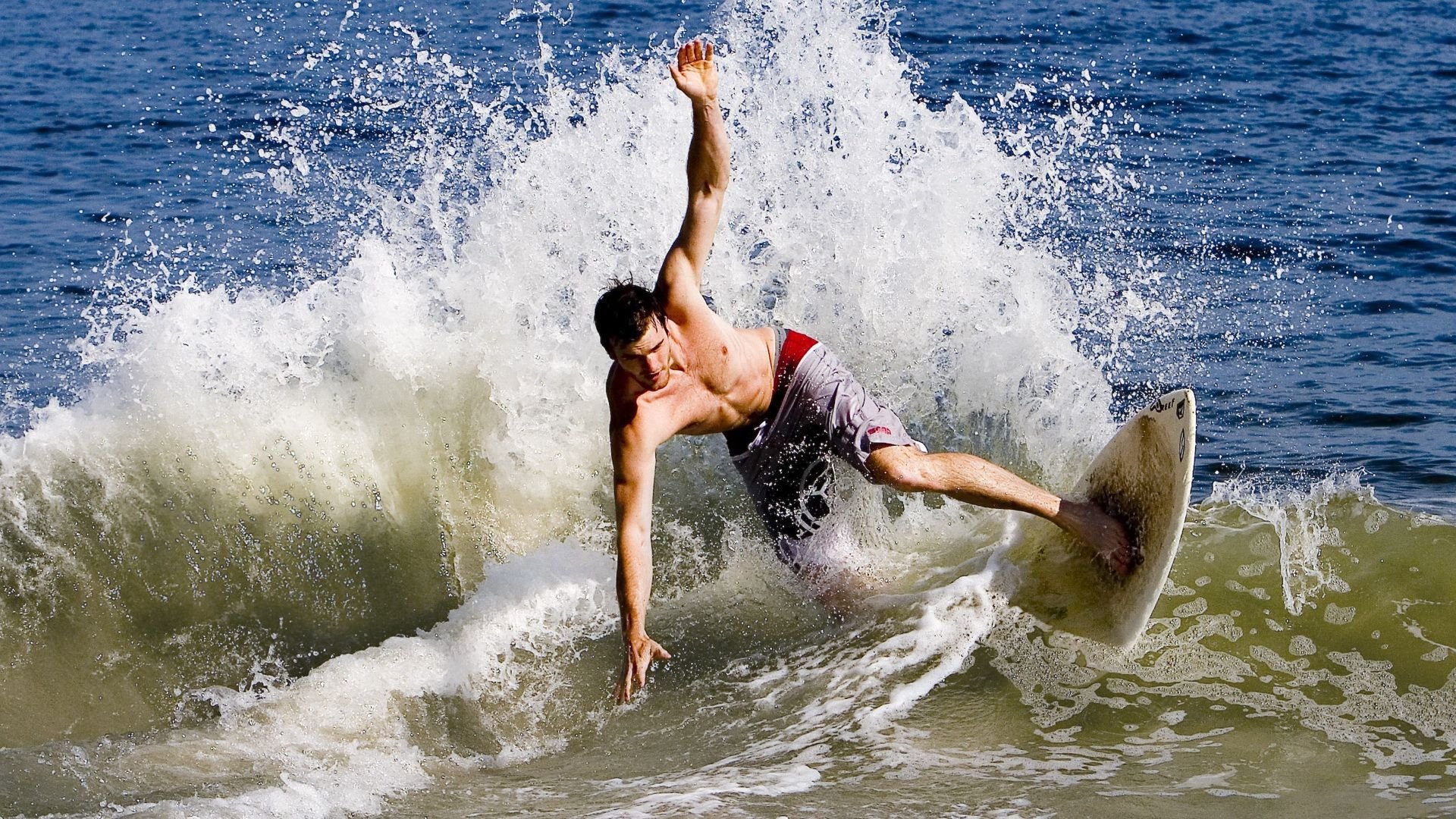 国际足球赛事中球员们努力奋斗,为胜利而战,国际足联对足球运动员规划规则